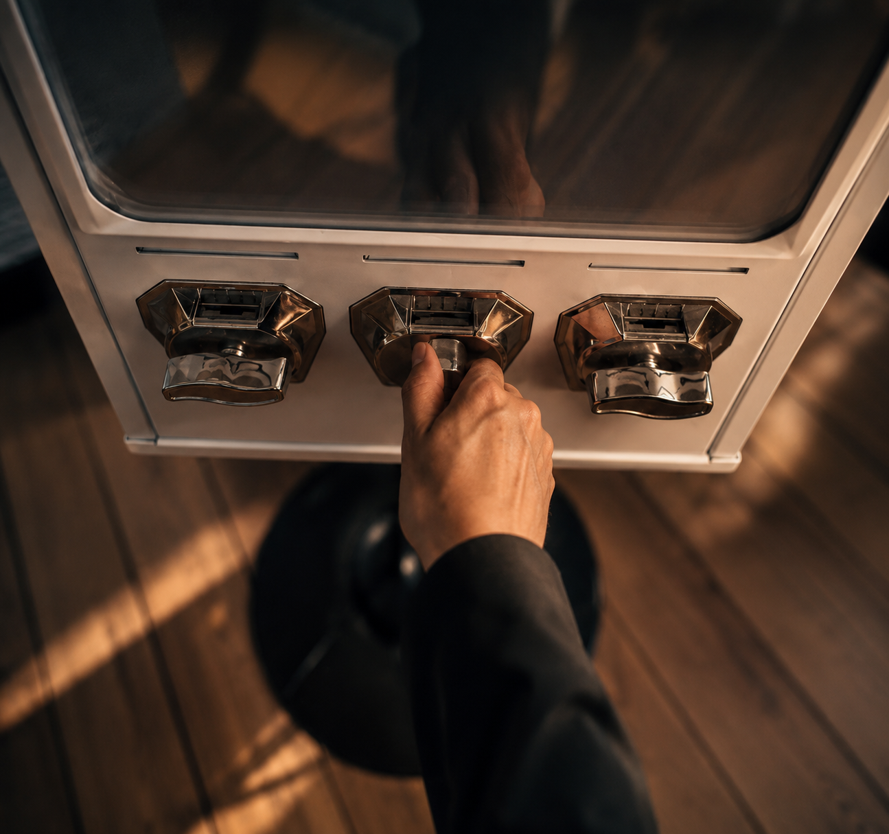 Hand dreht am Hebel des Automaten